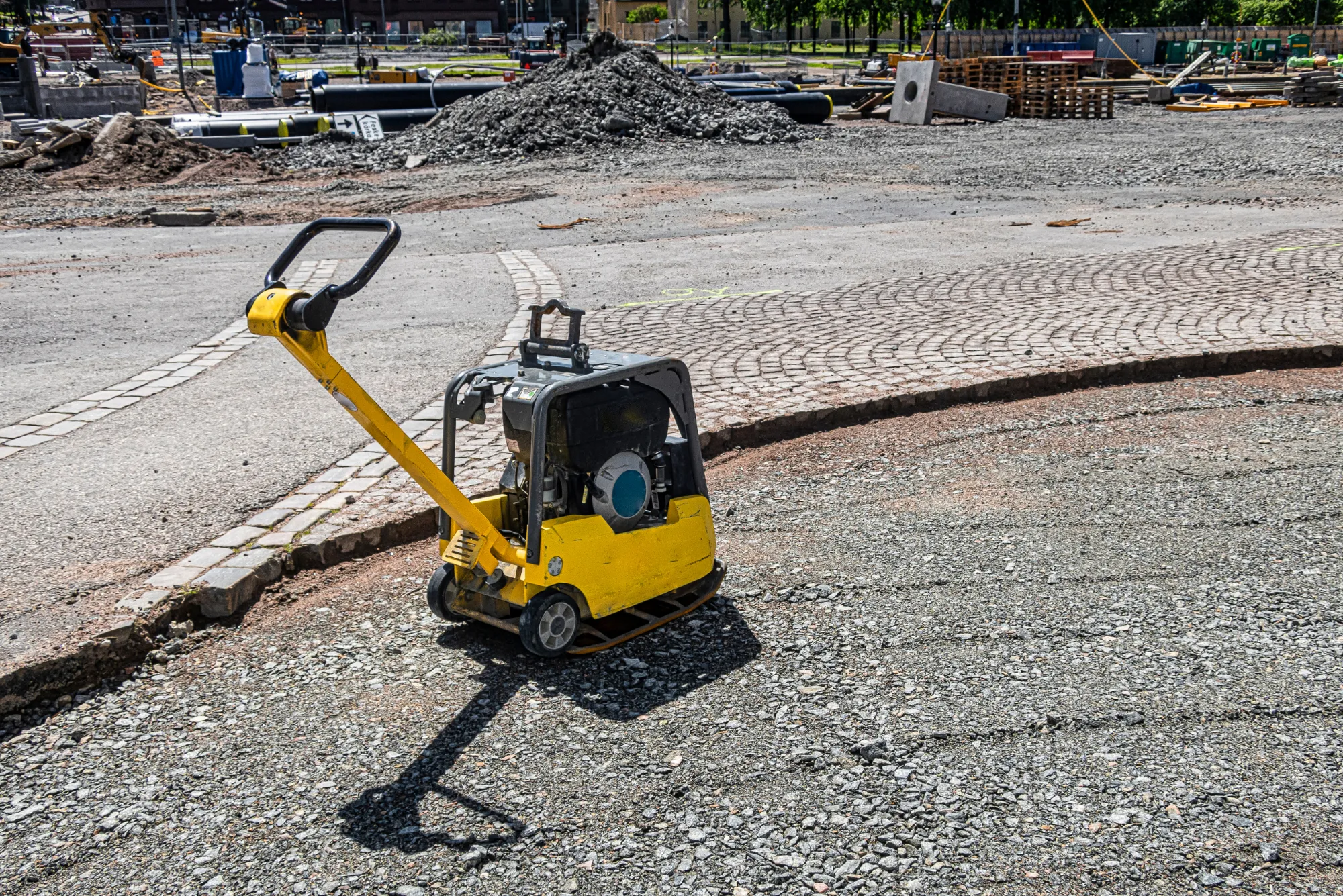 Top vibratory feeders for consistent material flow